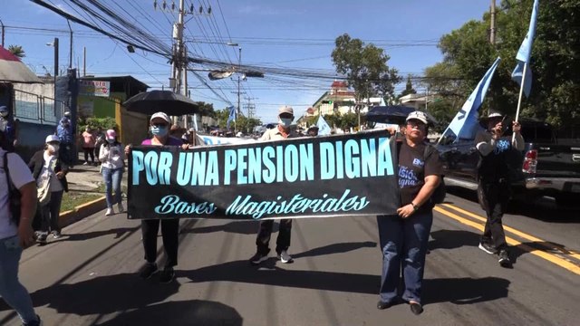 Cientos de maestros salvadoreños marchan por un nuevo sistema de pensiones y alza de salario