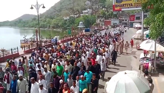 मुस्लिम समाज ने काली पट्टी बांध निकाला मौन जुलूस, सौंपा ज्ञापन