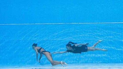 Dünya Şampiyonası'nda yürekleri ağza getiren olay! Su altında bayılan yüzücüyü koçu kurtardı