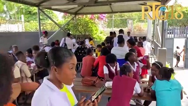 Minis Edikasyon Nasyonal la vizite sant egzamen Repiblik Etazini kote egzamen pou lekòl nòmal yo.