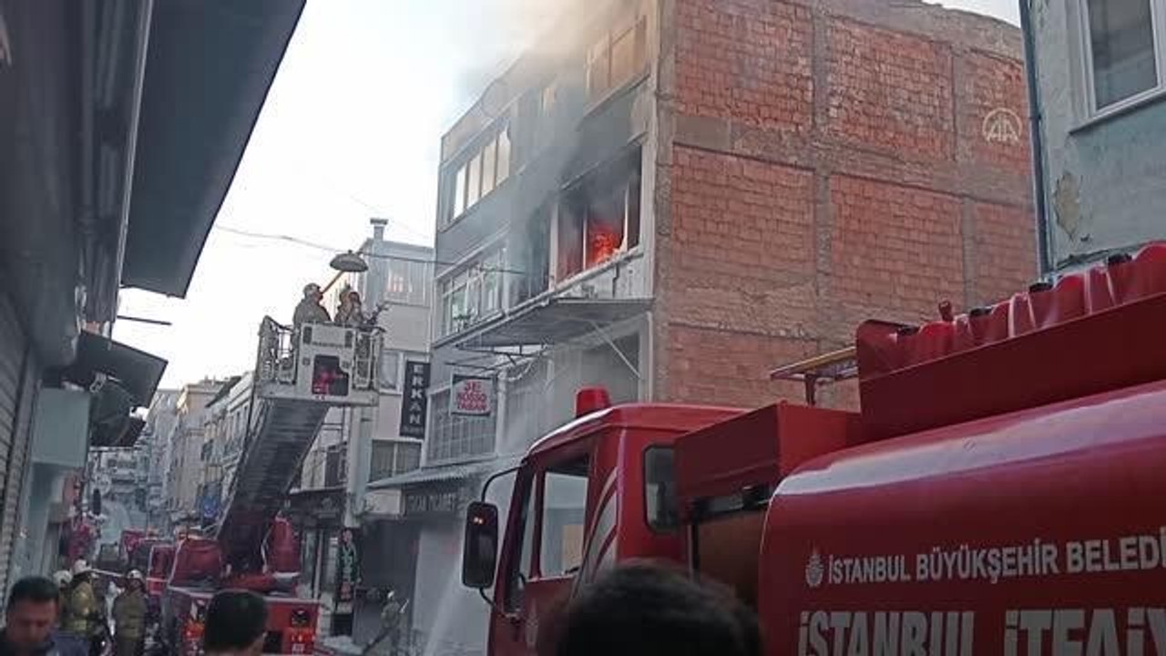 Fatih'te ayakkabı imalathanesinde çıkan yangın söndürüldü