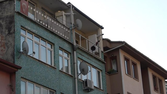 Evdeki her şeyi balkondan böyle attı...Kuzeni gelince ikna oldu