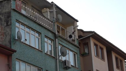 Evdeki her şeyi balkondan böyle attı...Kuzeni gelince ikna oldu