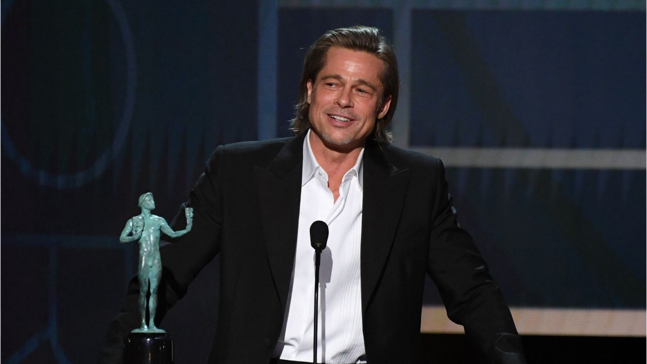 GALA VIDEO - PHOTO - Brad Pitt méconnaissable : chemise ouverte et chaine en or qui brille en couverture d'un magazine