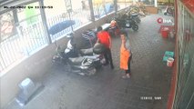 Hırsız, sakinliğiyle pes dedirtti...Çalışanların gözü önünde motosikleti böyle çaldı