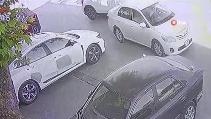 İki otomobil çanta alışverişi için yol ortasında durdu, arkadan gelen motosiklet böyle çarptı