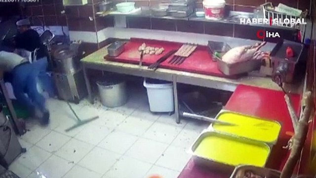 Restoran çalışanları mutfak malzemeleri ile öldüresiye kavga etti