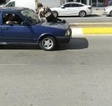 Sultanbeyli'de genç kız ortalığı birbirine kattı... Trafikte otomobilin üzerine çıktı