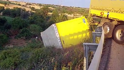 Tırın dorsesi uçurumda asılı kaldı