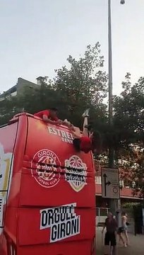 Espagne - Regardez les images d’une photographe du club de Gérone sauvée d’une chute du haut d’un bus par les joueurs de l’équipe - VIDEO