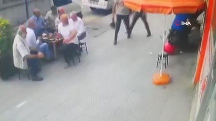 Gaz ile frenini karıştırdı, çay ocağında oturan adam motosikletin altında böyle kaldı