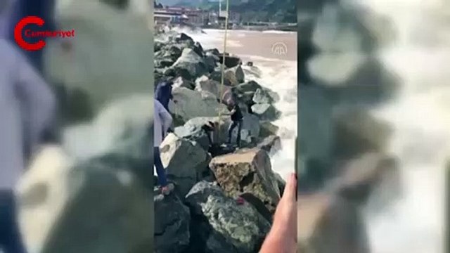 Rize'de dereye düşen kurbanlık tosun vinç yardımıyla kurtarıldı
