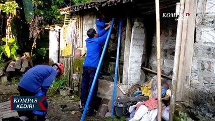 Download Video: Dramatis! Petugas Damkar Evakuasi Kucing Dari Dalam Sumur