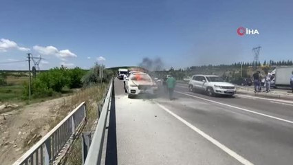 Seyir halindeki otomobil alev alev yandı