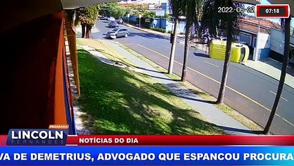 FURGÃO TOMBA EM CRUZAMENTO NO JARDIM SUMARÉ, EM RIBEIRÃO PRETO