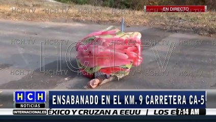 ¡Ensabanado y con un brazo de fuera! dejan cadáver en la carretera al norte