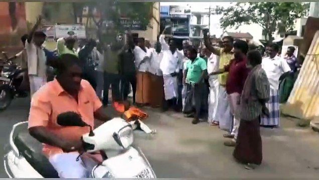 எடப்பாடி உருவபொம்மை எரிப்பு.. திரண்டுவந்த ஓபிஎஸ் ஆதரவாளர்கள் ‘செருப்பால் அடித்து’ தேனியில் பரபரப்பு!