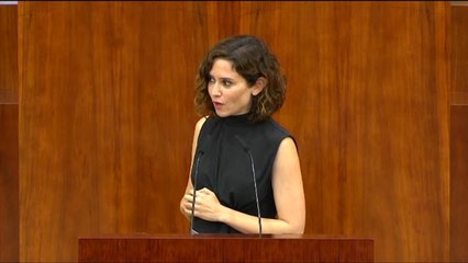Ayuso anuncia entre aplausos en la Asamblea el archivo de la causa contra su hermano