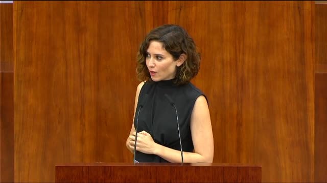 Ayuso anuncia entre aplausos en la Asamblea el archivo de la causa contra su hermano