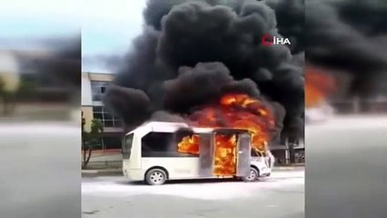Esenler'de alev alev yanan minibüs hurdaya döndü