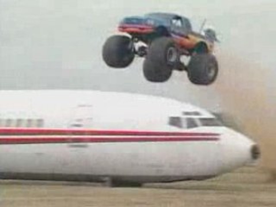 Monster Truck saut un avion dingue