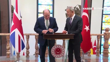 Milli Savunma Bakanı Akar, İngiltere Savunma Bakanı Wallace ile bir araya geldi