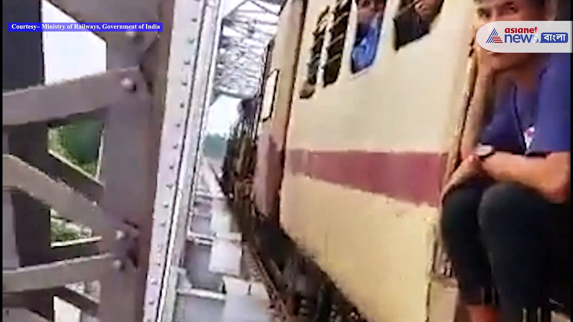 হামাগুড়ি দিয়ে ট্রেনের নিচে বাঙালি যুবক, জীবন বাজি রেখে নদীর উপরে সারাই করলেন ট্রেন