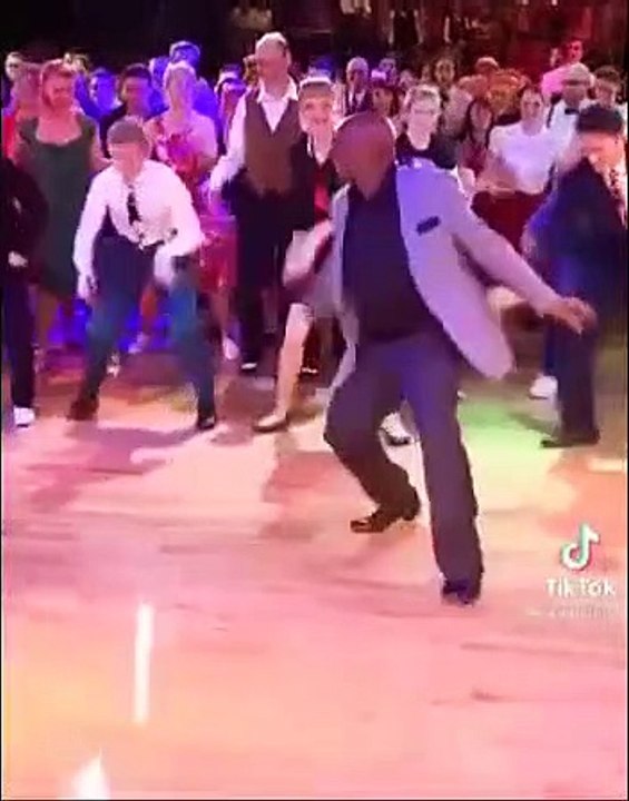 Bernyanyi dan berdansa