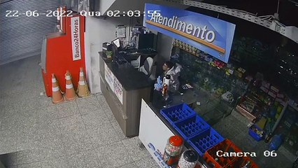 Ladrão vestido de astronauta rouba R$ 104 mil de supermercado em BH