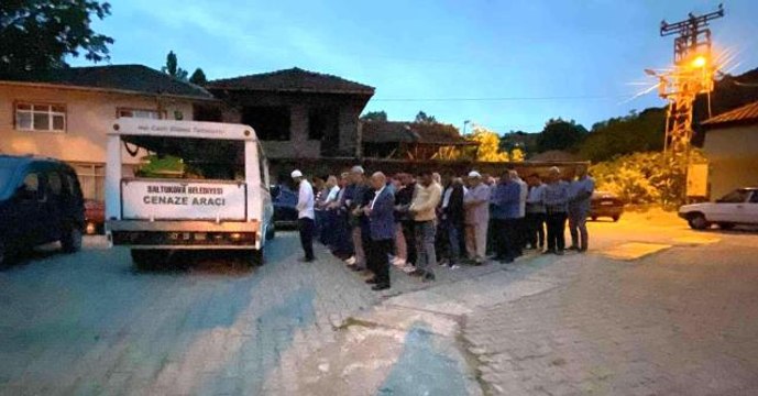 Son dakika: Eşi tarafından öldürülen kadın ve 3 yaşındaki çocuğu yan yana defnedildi