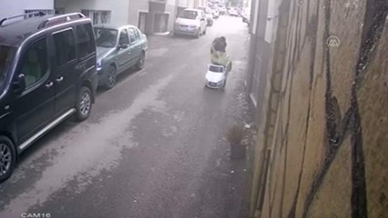 Bir zanlı çaldığı akülü çocuk arabasına binerek kaçtı