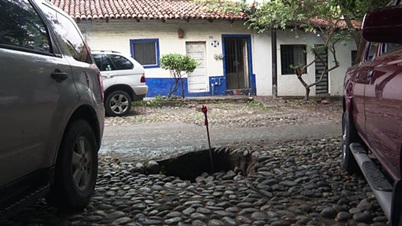 Se abre peligroso socavón en la calle republica...