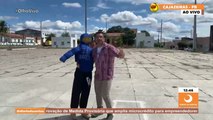 Sem nenhuma festa, ‘Zé Buraco’ dança forró com o ‘Secretário do Povo’ na praça do Xamegão em Cajazeiras
