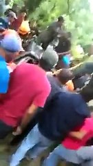 Cae enorme  Roca arriba de un automóvil