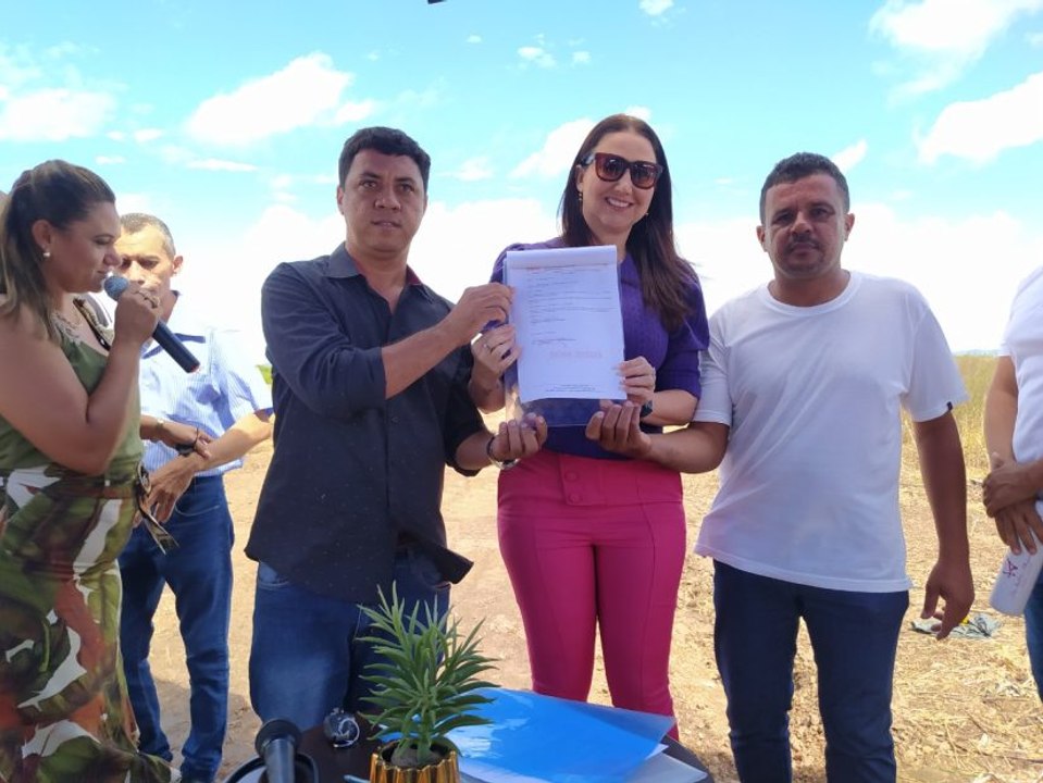 Prefeita Denise Bayma assina ordem de serviço para construção da creche em Bom Jesus