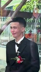Chàng trai khóc nức nở trong đám cưới