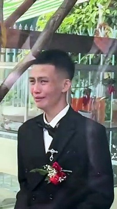 Chàng trai khóc nức nở trong đám cưới