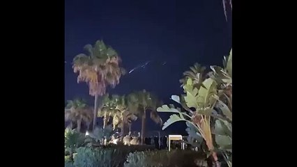 Gökyüzünde görülen ışıklar panik yarattı