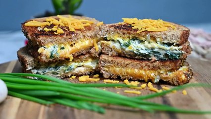 سهل ولذيذ: شطيرة السبانخ بالجبن