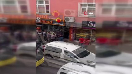 Parasını ödemeyen müşteri ile dükkan sahibi birbirine girdi: O anlar anbean kamerada