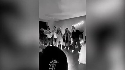 Cristina Ferreira dá tudo em noite de karaoke.