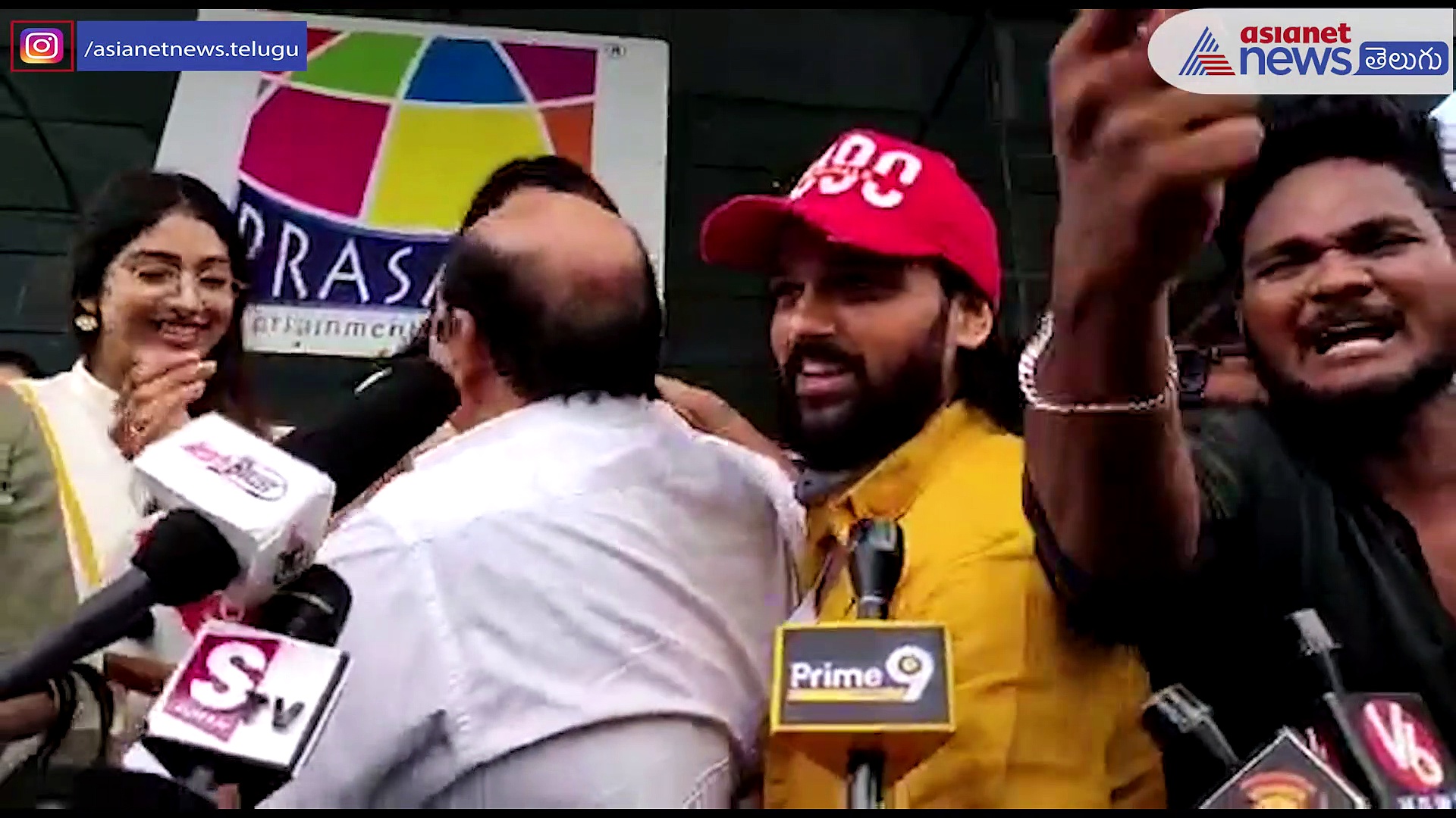 7 డేస్ 6 నైట్స్ సినిమా బాగుందంటూ కొడుకు, హీరో సుమంత్ అశ్విన్ తో కలిసి బయటకొచ్చి MS రాజు ఎలా విజిల్స్ వేస్తున్న