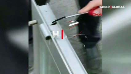 Kuaför kapısının içine giren 1,5 metrelik yılanı itfaiyeciler çıkardı