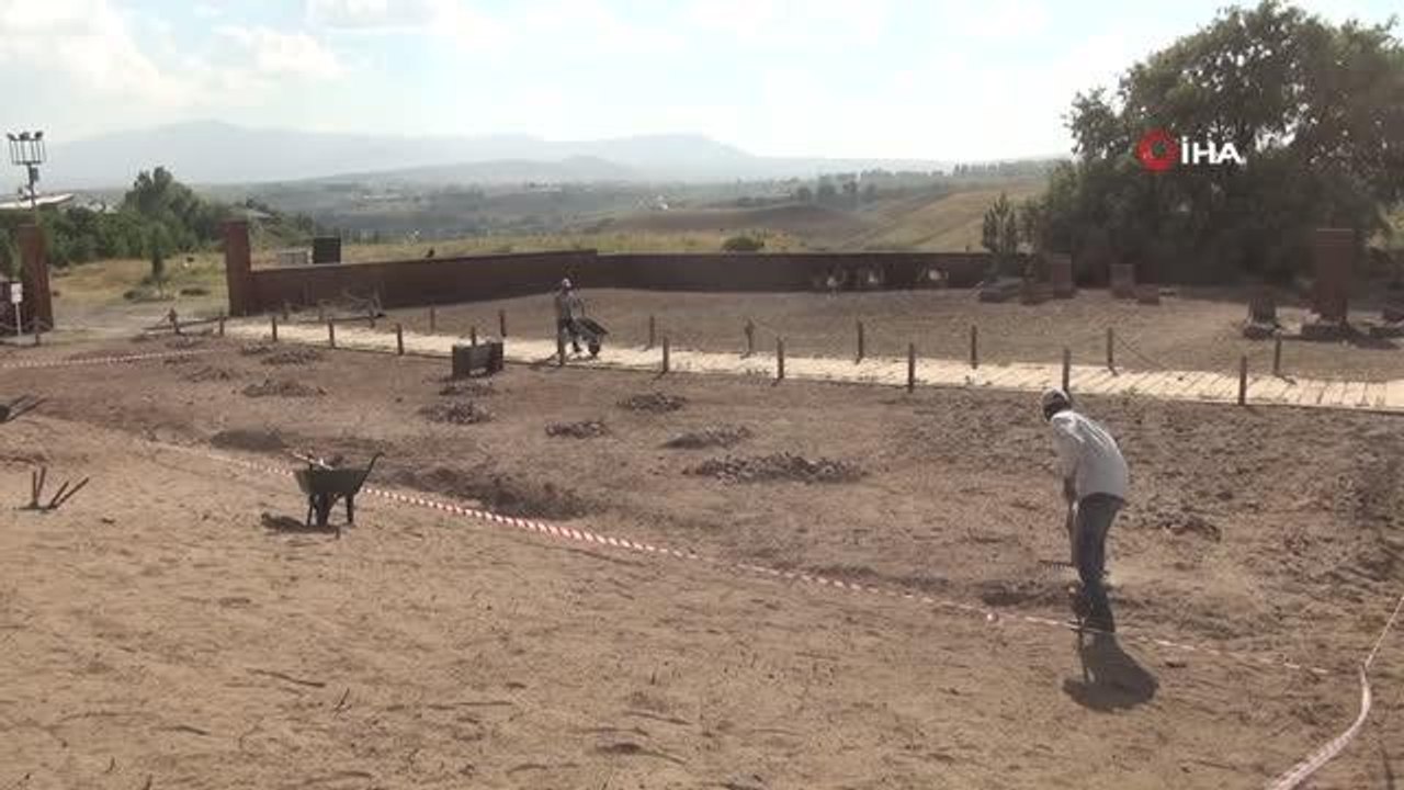 Selçuklu Meydan Mezarlığı'nda yeni mezarlar ve mimari yapılar gün yüzüne çıktı