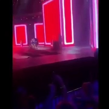 Un DJ mixe sans platines aux cérémonies de la musique grecque