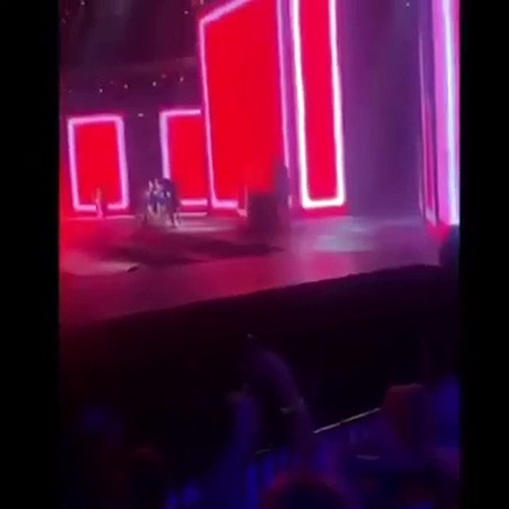 Un DJ mixe sans platines aux cérémonies de la musique grecque