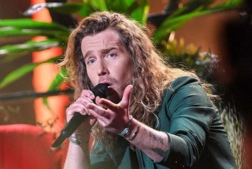 Julien Doré au plus mal : « Au lieu de finir dans un hôpital psychiatrique, il a préféré rentrer dans les Cévennes »