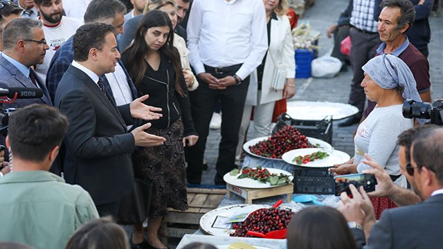 Babacan'ın ziyaret ettiği esnaf: Önce mücahitlerdi, sonra müteahhit, şimdi her şeye müsait oldular