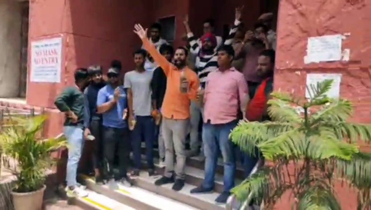 नगर निगम मुख्यालय पर पार्षद का 'सीवर अटैक'