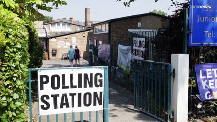 Boris Johnson humilié mais déterminé à "continuer" après des défaites électorales